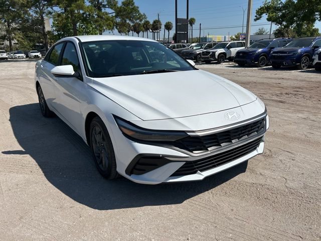 Used 2024 Hyundai Elantra SEL image 1