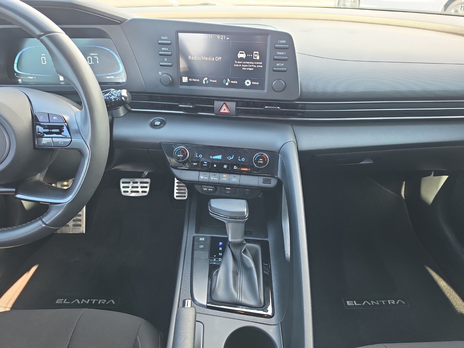 Used 2025 Hyundai Elantra Sport FWD image 11