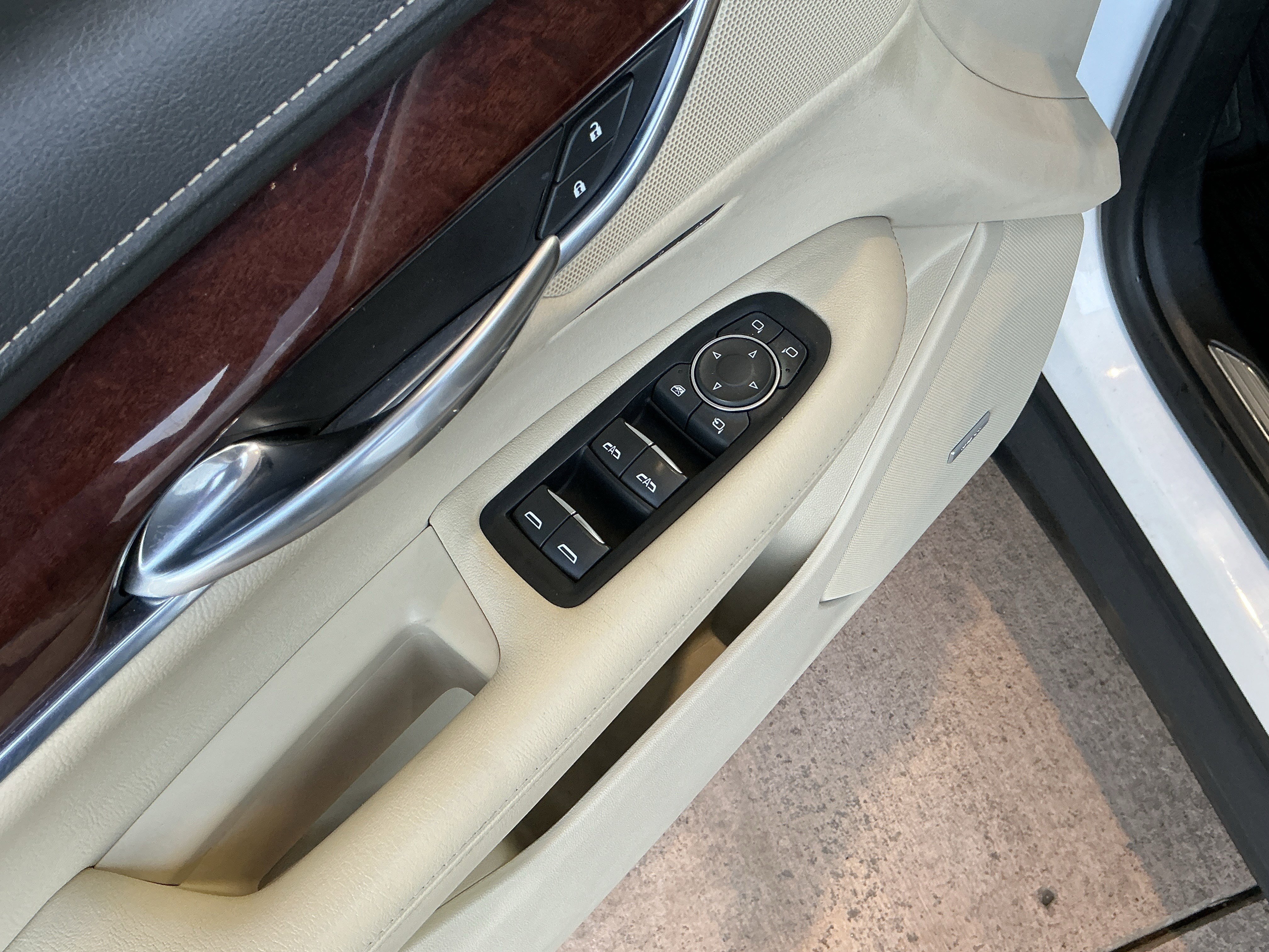 Used 2018 Cadillac XT5 Luxury w/ Driver Awareness Package image 15