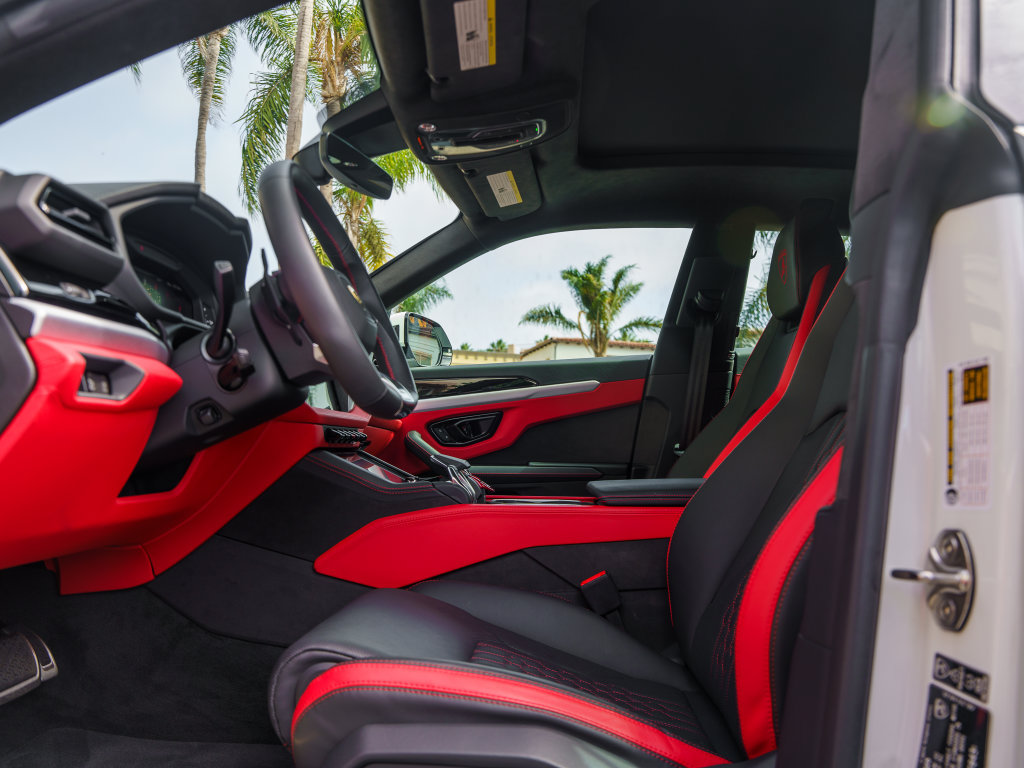 Used 2025 Lamborghini Urus SE AWD/4WD image 17