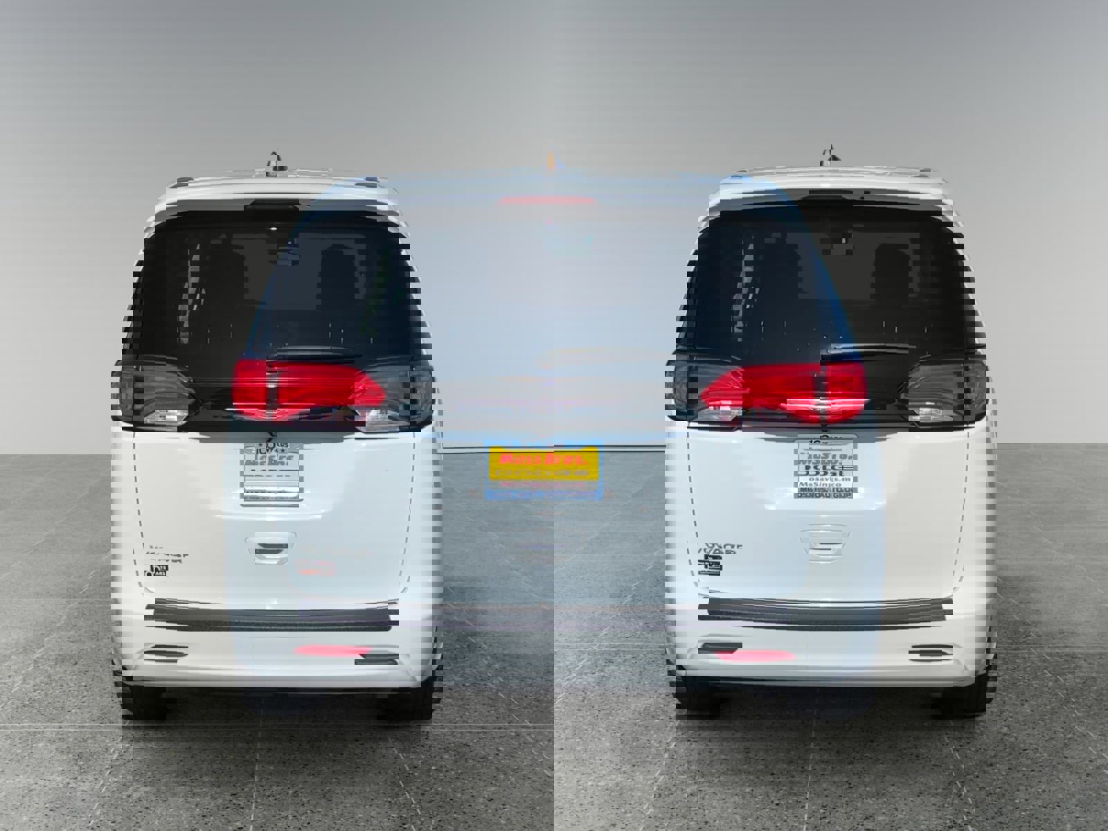 Used 2022 Chrysler Voyager LX image 4