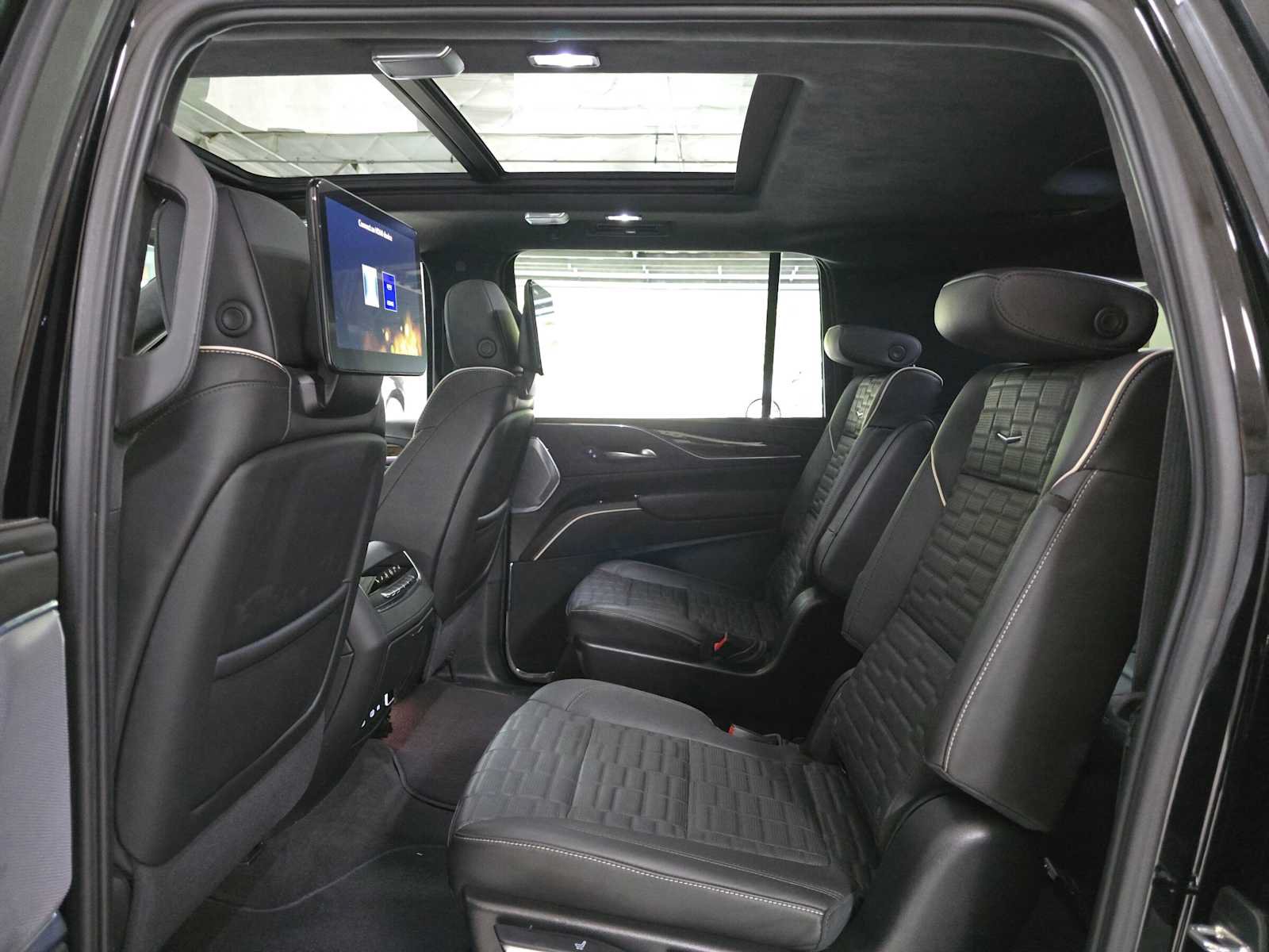 Used 2024 Cadillac Escalade ESV Premium Luxury Platinum AWD/4WD image 16