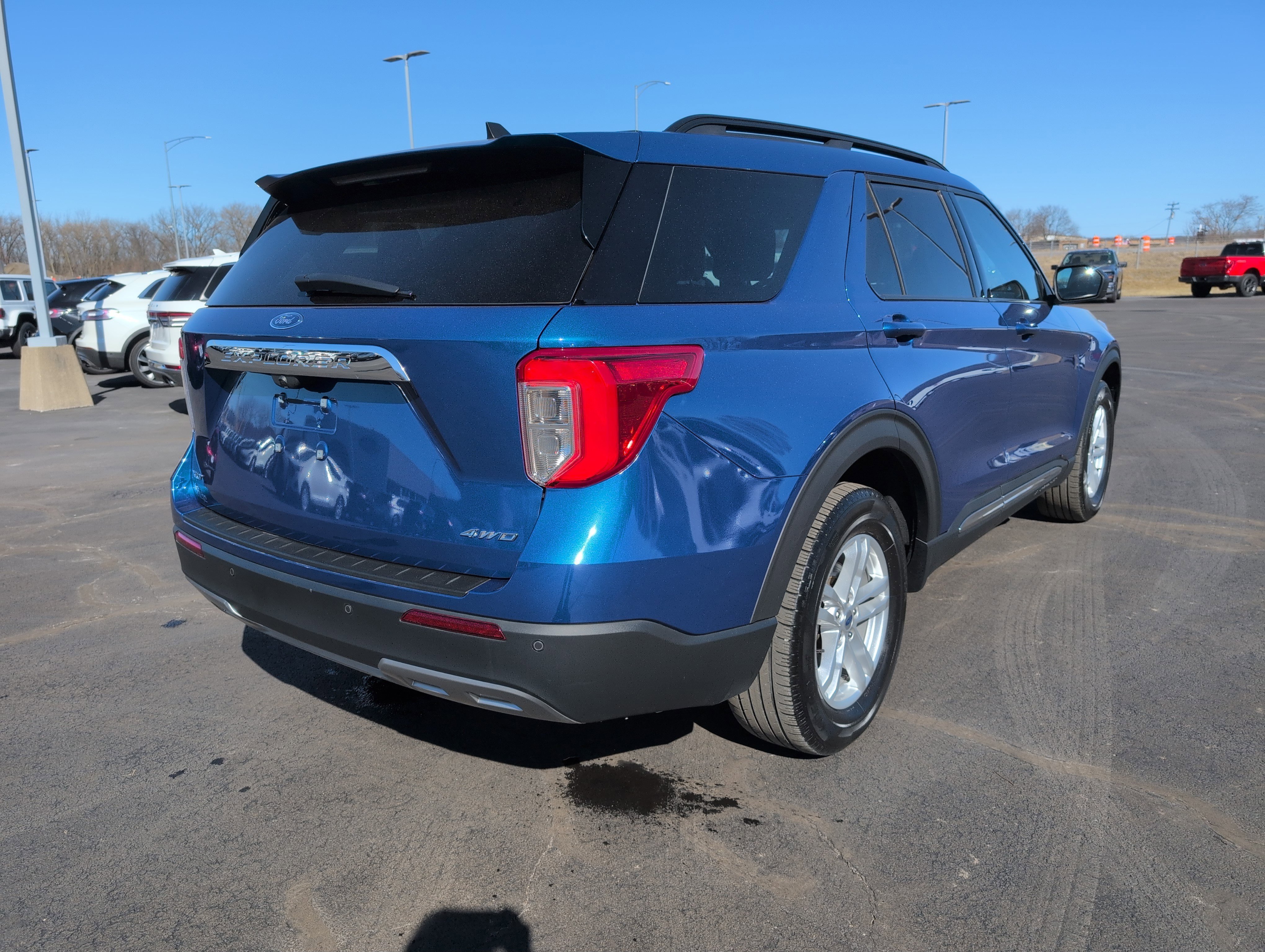 Used 2022 Ford Explorer XLT w/ Equipment Group 202A image 5