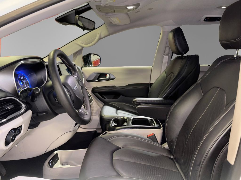 Used 2024 Chrysler Pacifica Touring-L image 10