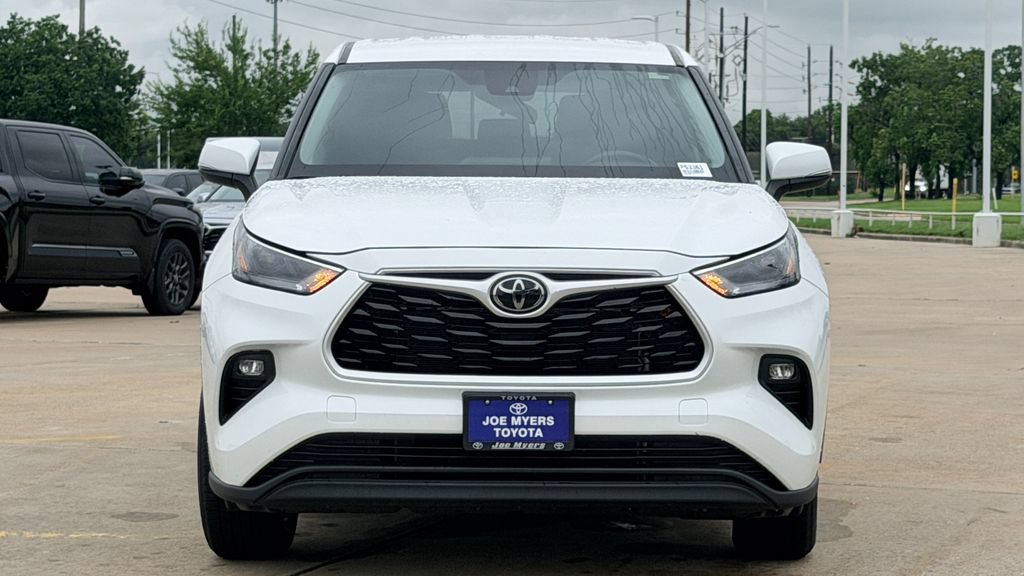 Used 2024 Toyota Highlander LE FWD image 3