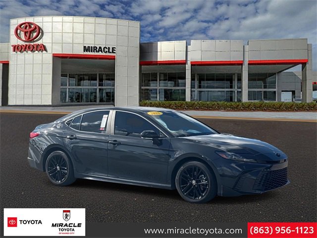Used 2025 Toyota Camry SE image 1
