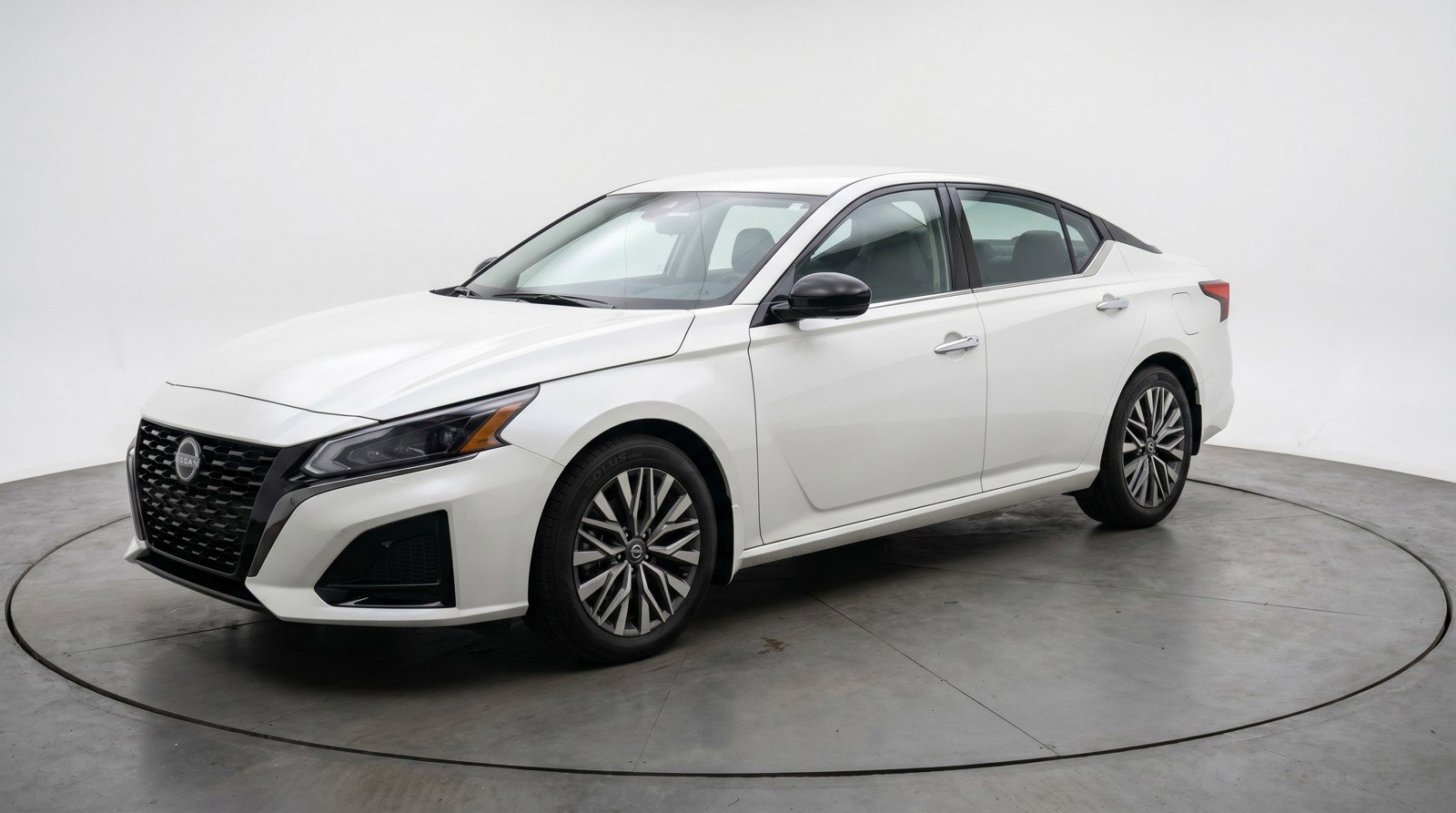 Used 2025 Nissan Altima 2.5 SV FWD image 3