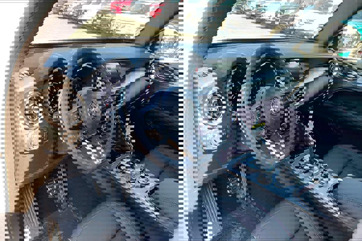 New 2025 Alfa Romeo Stelvio Sprint w/ Convenience Package image 6