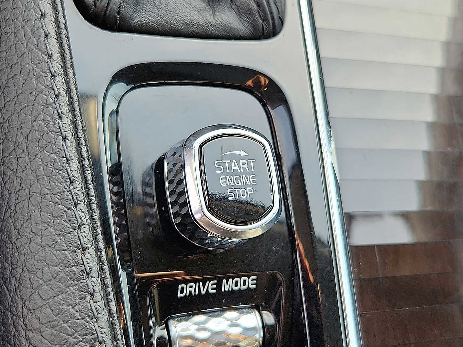 Used 2018 Volvo XC90 T6 Momentum w/ Convenience Package image 23