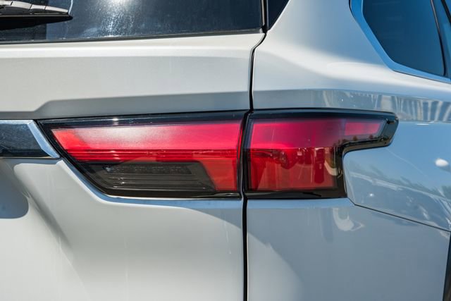 Used 2024 Toyota Sequoia Limited w/ Tow Technology Package AWD/4WD image 8