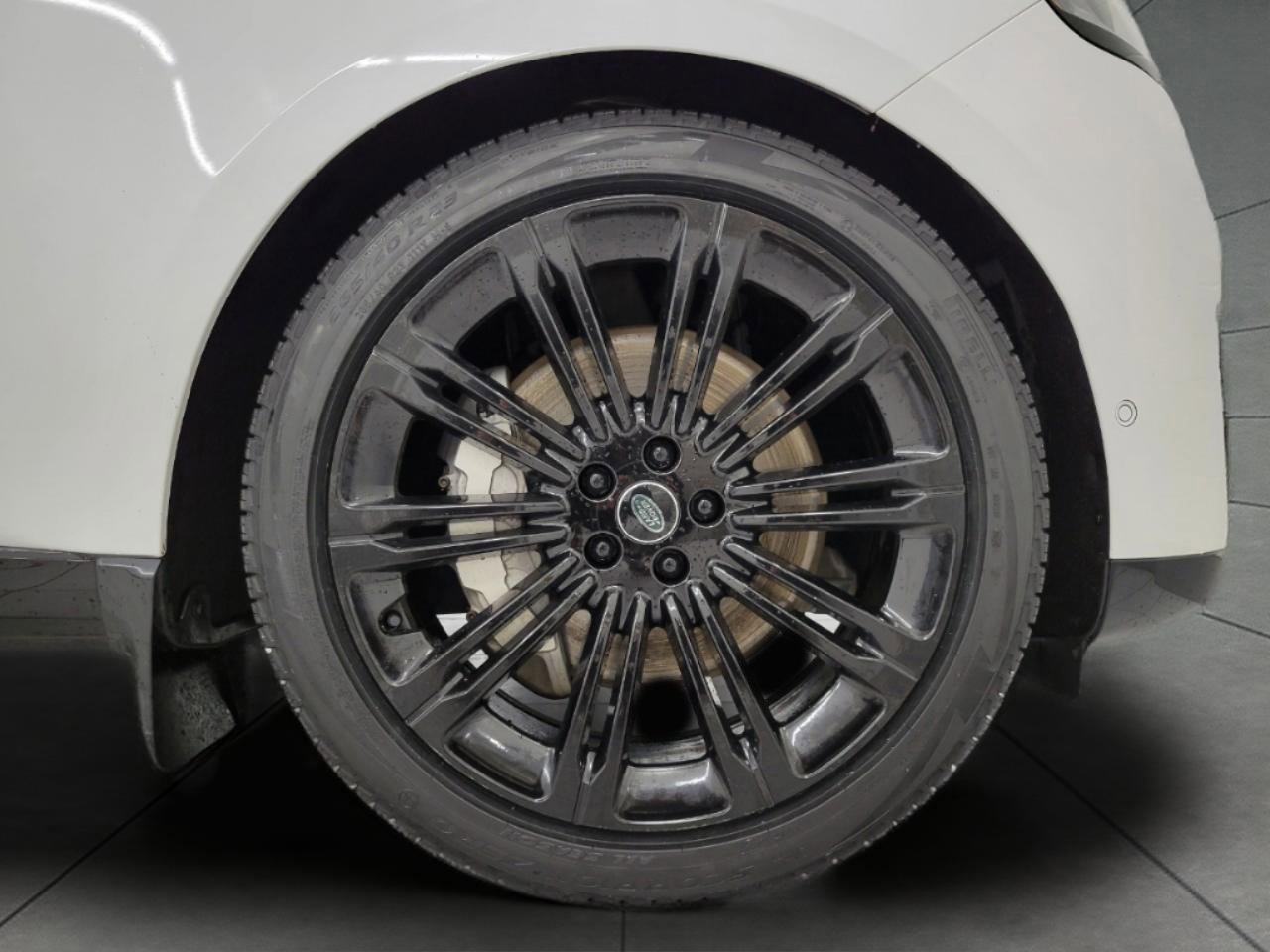 Used 2024 Land Rover Range Rover SE image 3