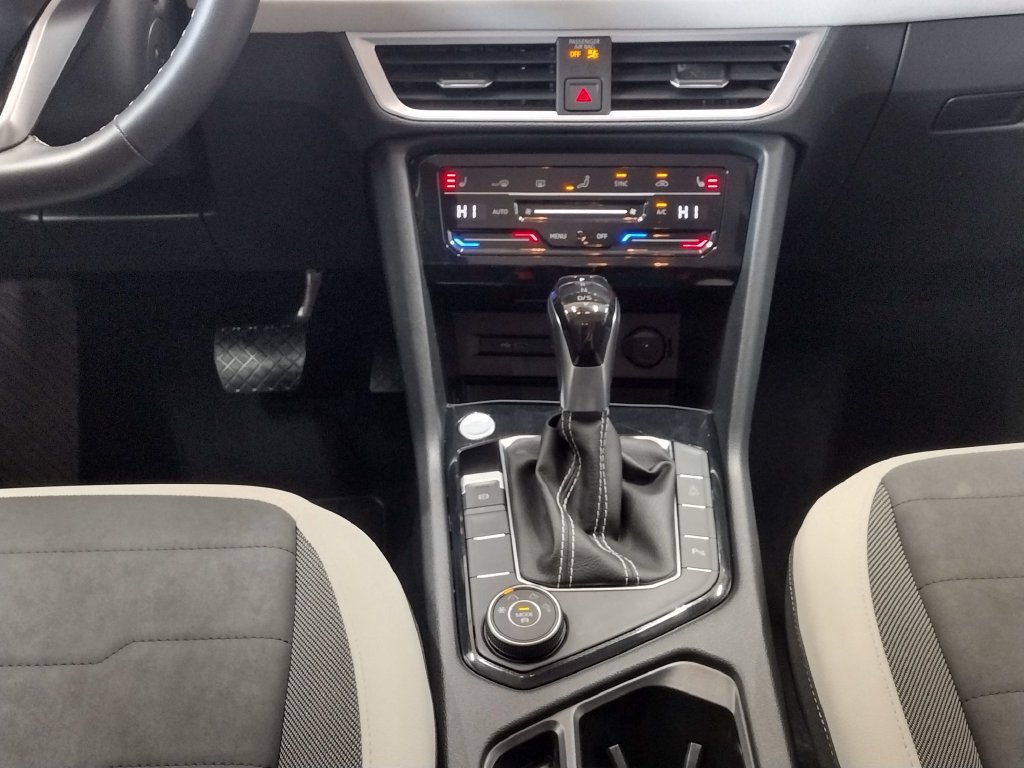 Certified 2025 Volkswagen Taos SE AWD/4WD image 37