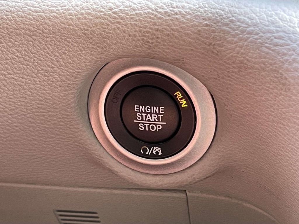 Used 2022 Chrysler Pacifica Touring-L image 13