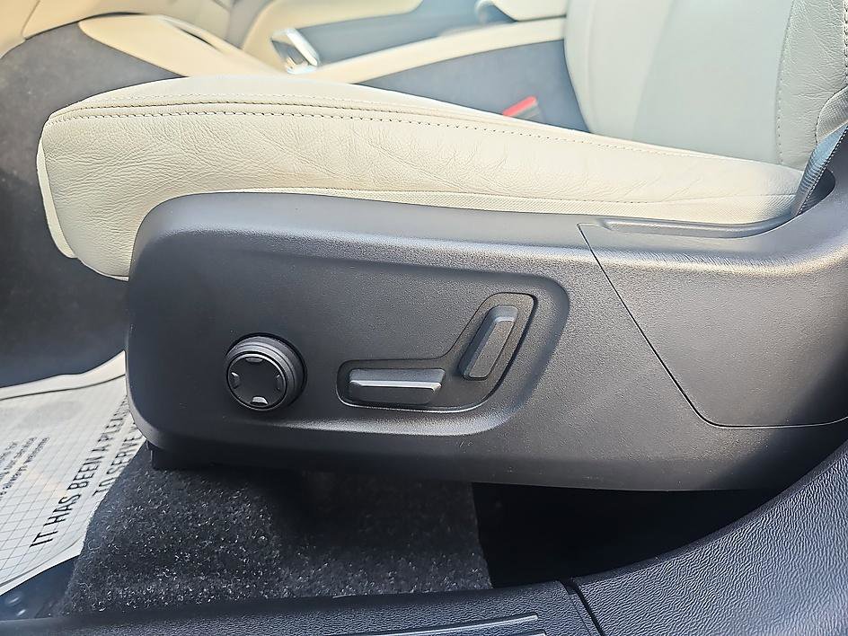Used 2023 Volvo XC40 B5 Ultimate w/ Protection Package Premier image 15