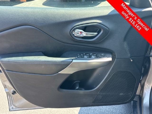 Used 2019 Jeep Cherokee Latitude w/ Popular Appearance Group AWD/4WD image 13
