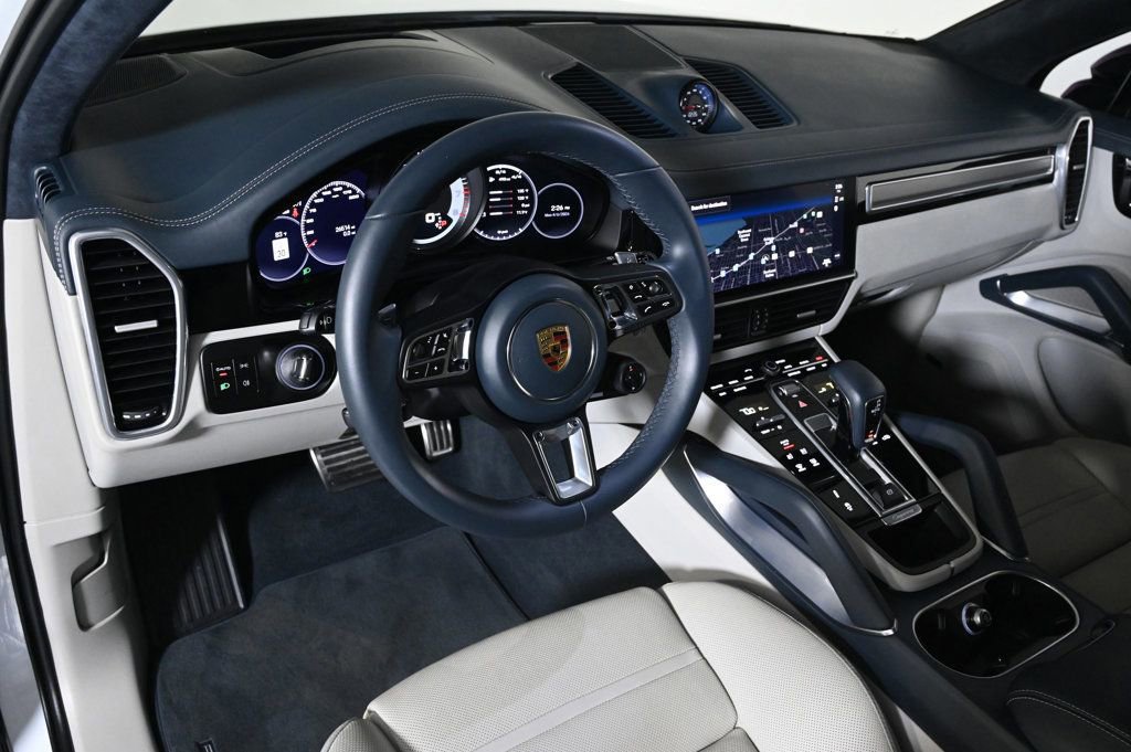 Used 2022 Porsche Cayenne Turbo image 4