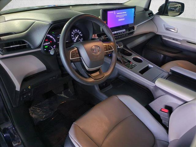Used 2025 Toyota Sienna XLE FWD image 10
