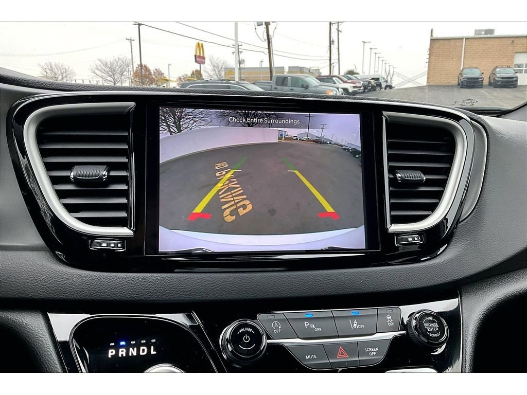 Used 2025 Chrysler Pacifica Select image 28