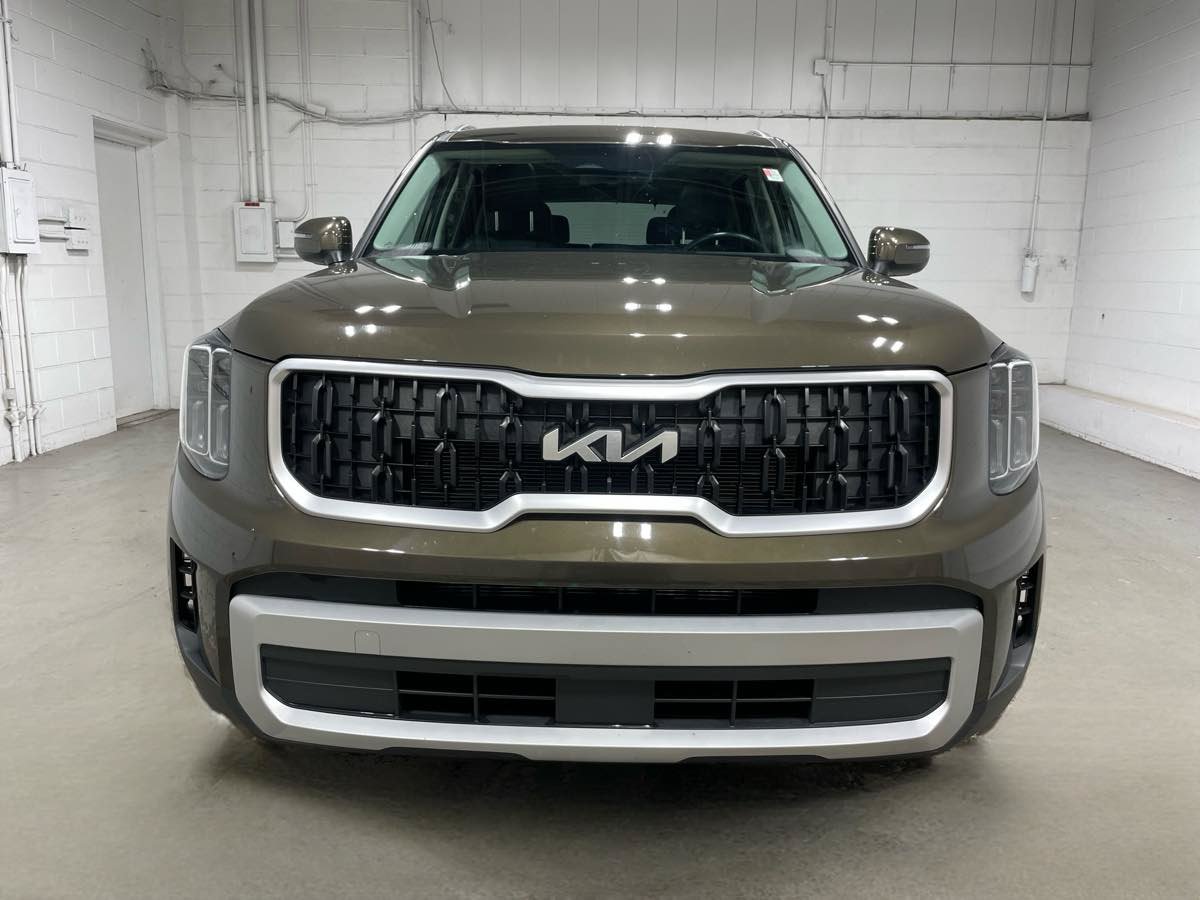 Used 2024 Kia Telluride EX w/ EX Captain's Chair Package AWD/4WD image 2
