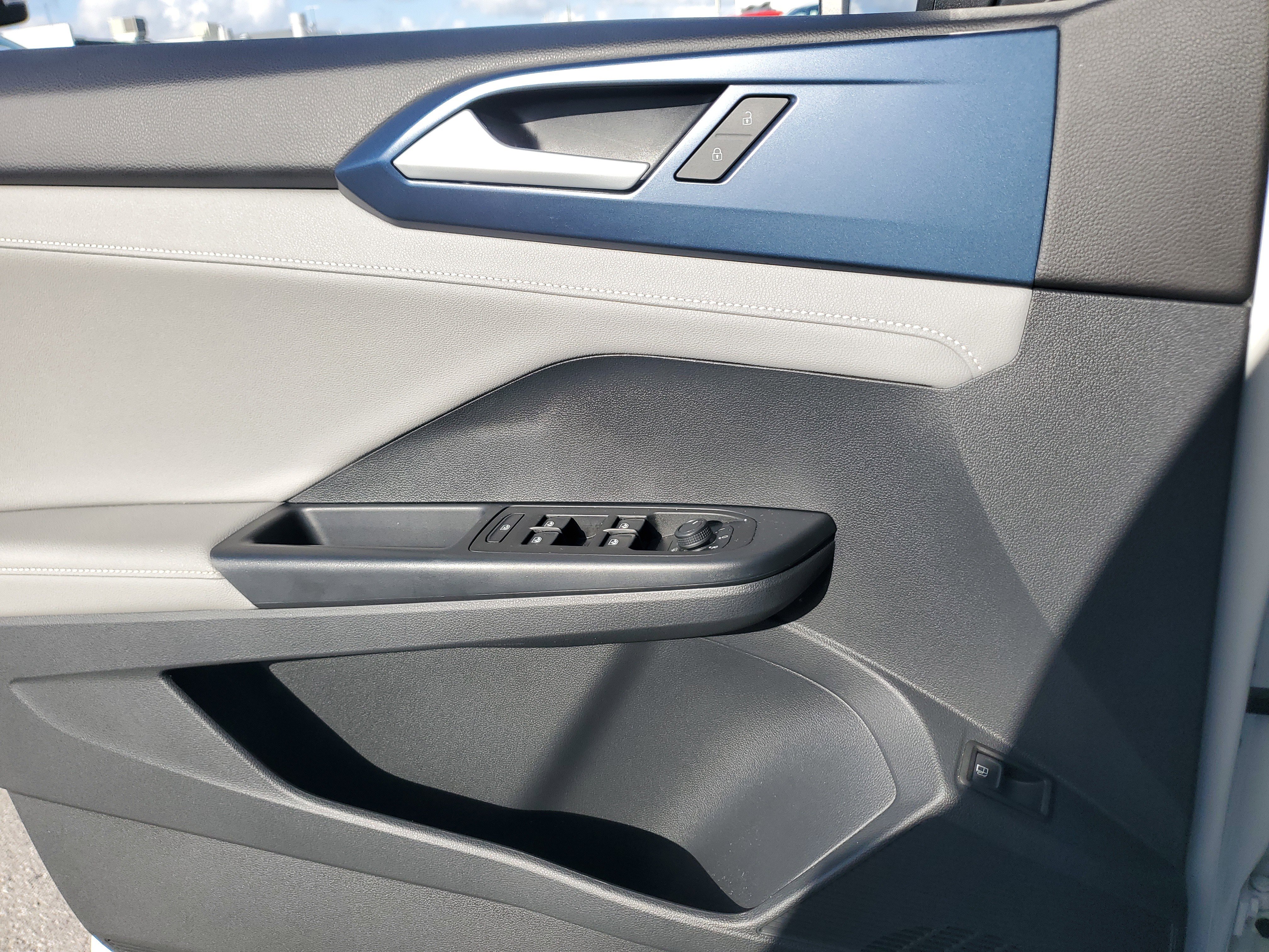 Used 2024 Volkswagen Taos SE image 25