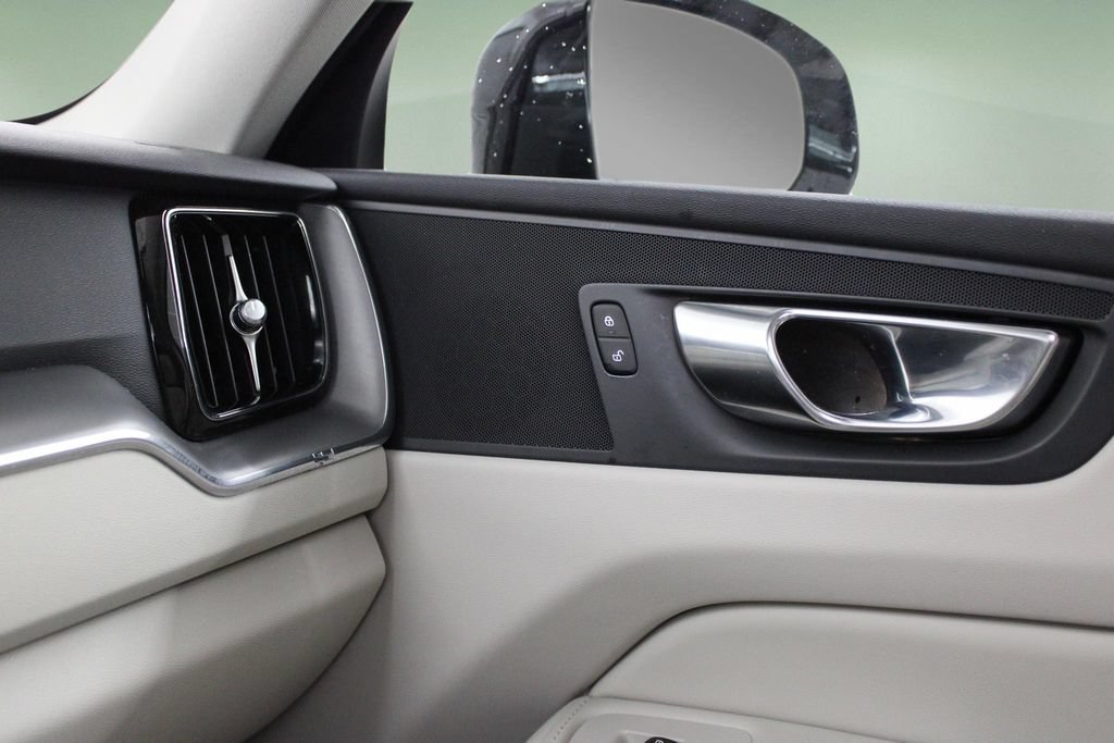 Used 2025 Volvo XC60 B5 Plus w/ Protection Package Premier AWD/4WD image 39