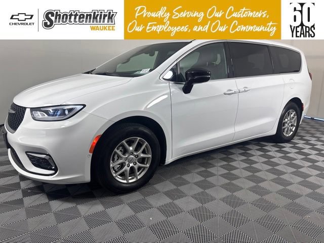 Used 2025 Chrysler Pacifica Select FWD image 1