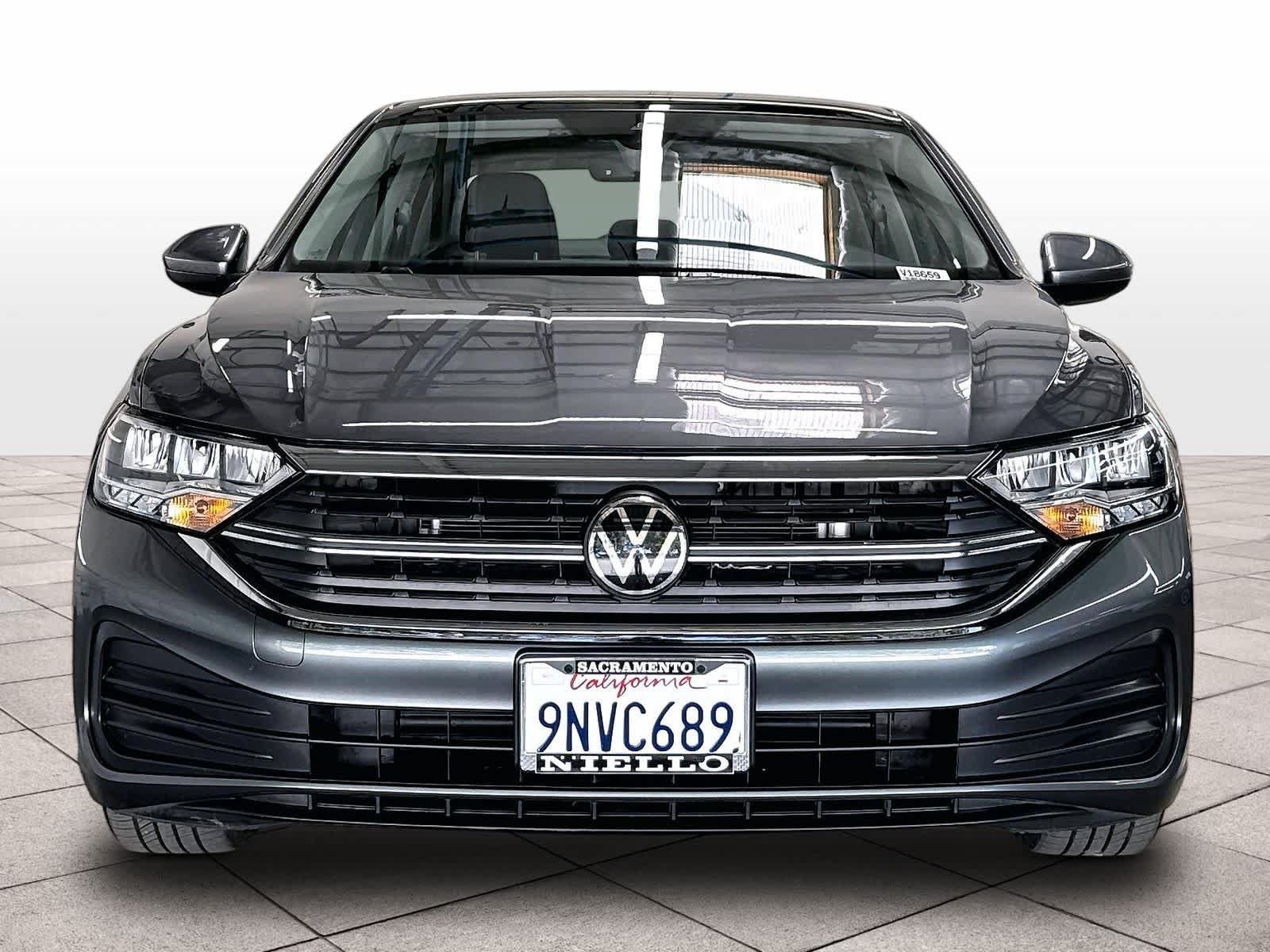 Used 2024 Volkswagen Jetta SE w/ Panoramic Sunroof Package FWD image 2