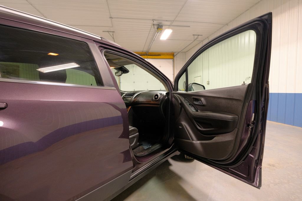 Used 2016 Chevrolet Trax LT w/ LT Sun and Sound Package image 13