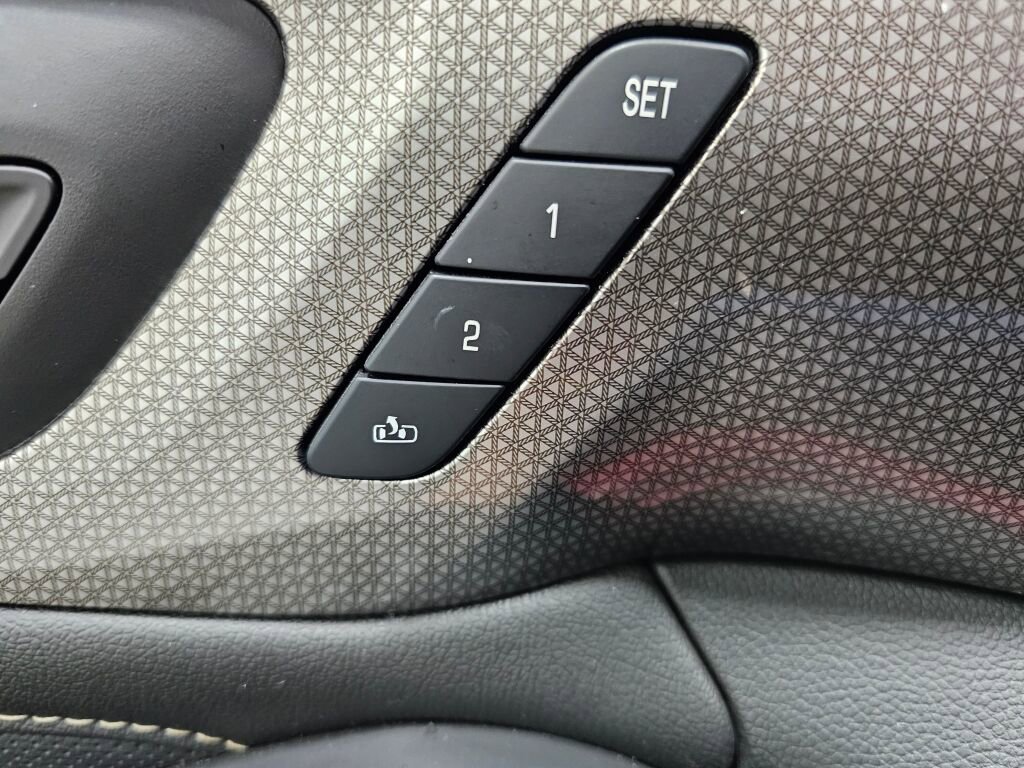 Used 2023 Chevrolet Traverse Premier image 34