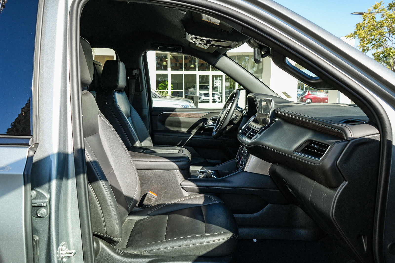 Used 2024 Chevrolet Tahoe Z71 w/ Luxury Package AWD/4WD image 18
