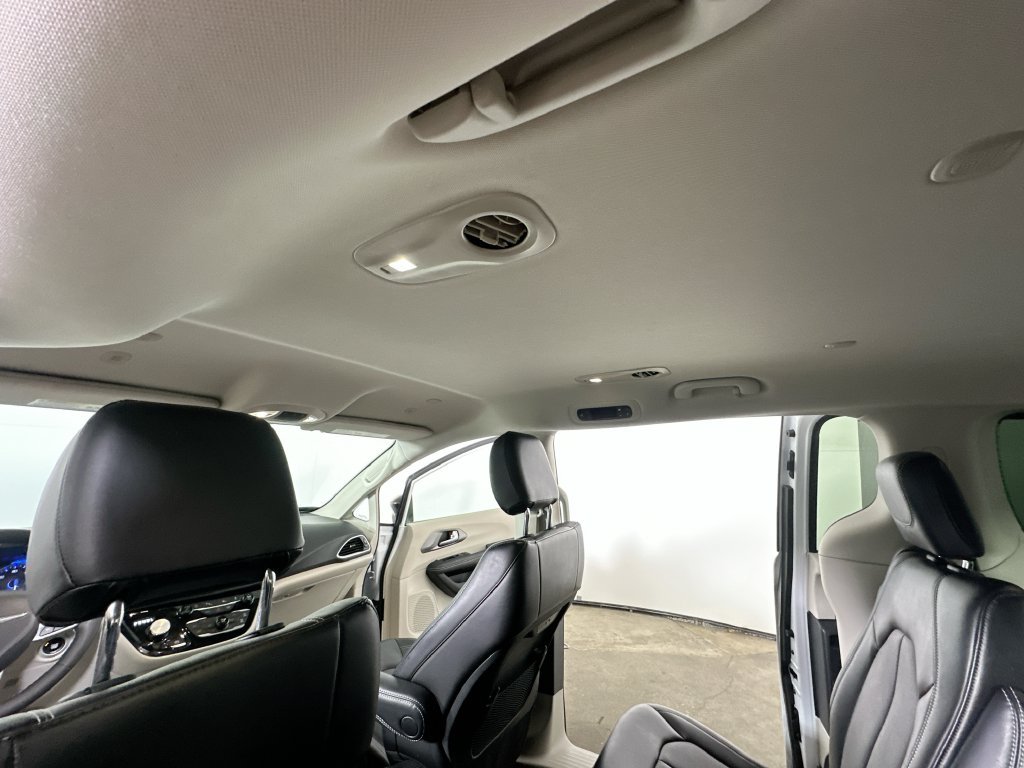Used 2024 Chrysler Pacifica Touring-L FWD image 15