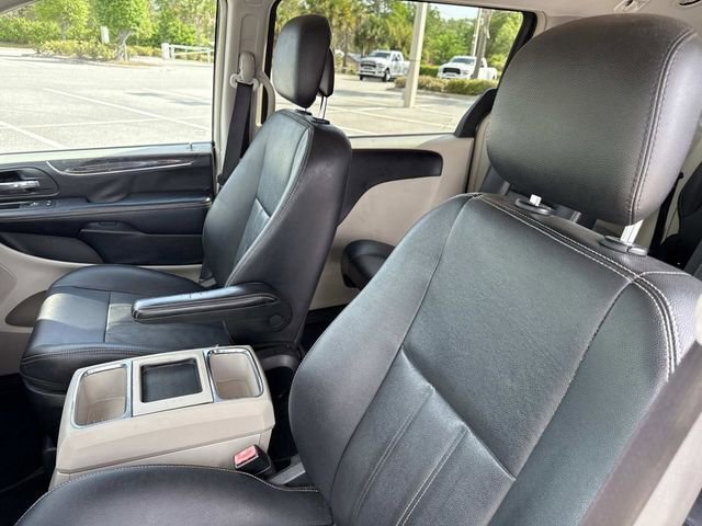 Used 2016 Chrysler Town & Country Touring image 20