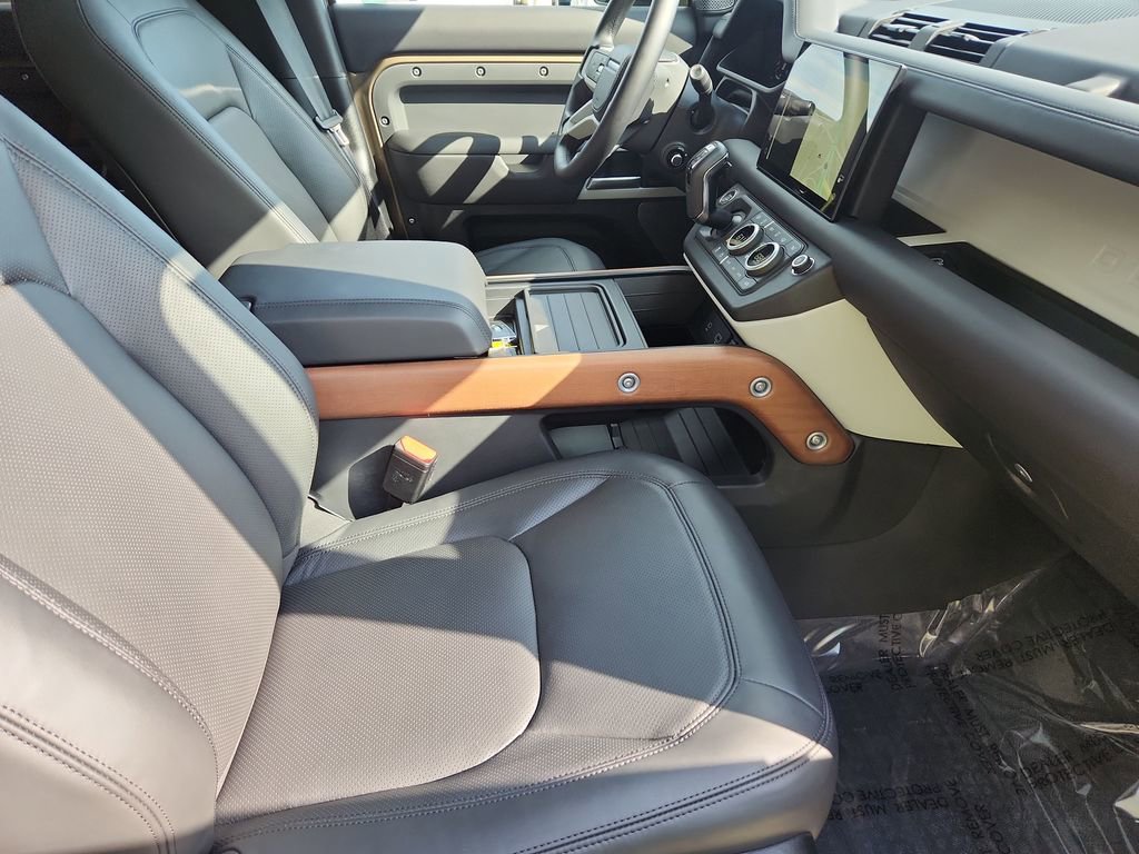 Used 2024 Land Rover Defender 110 SE image 3