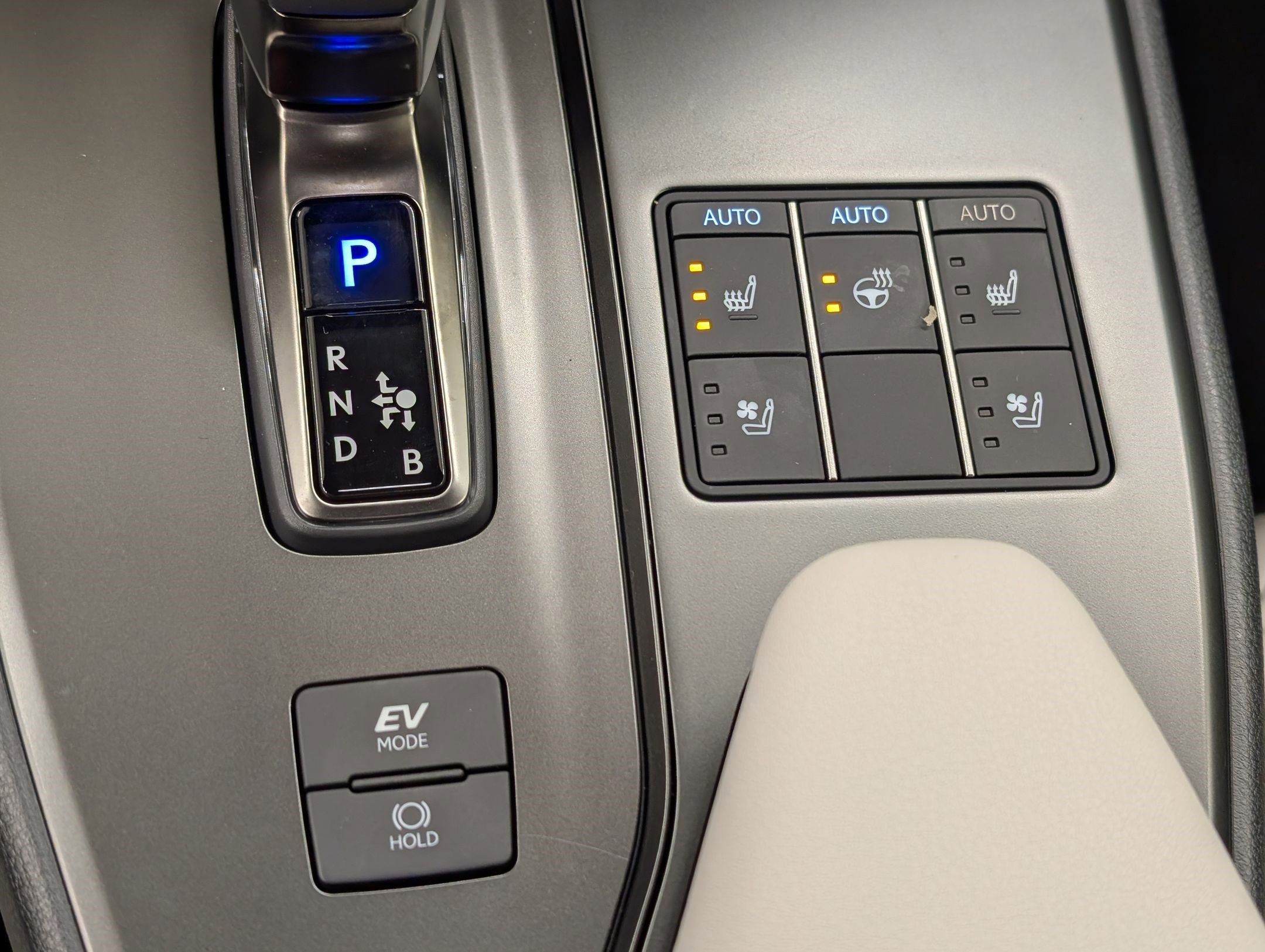 Used 2025 Lexus UX 300h FWD image 20