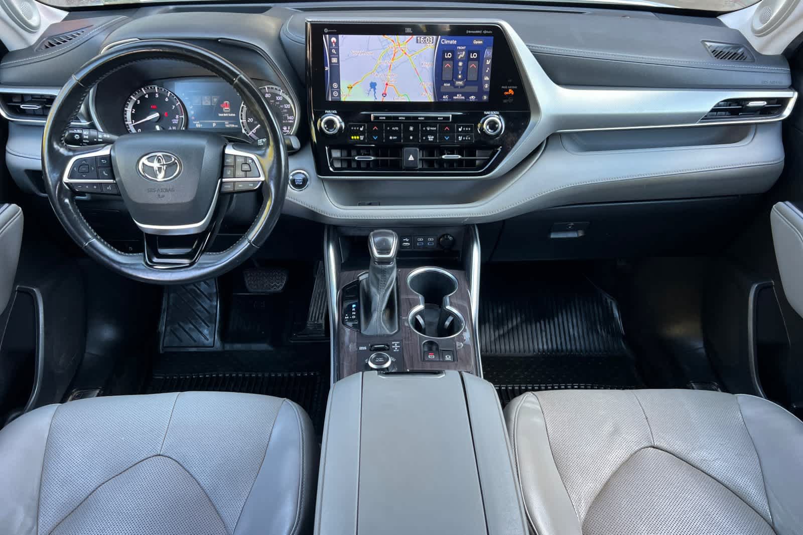 Used 2022 Toyota Highlander Platinum AWD/4WD image 3