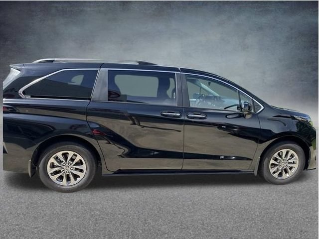 Used 2026 Toyota Sienna XLE FWD image 8