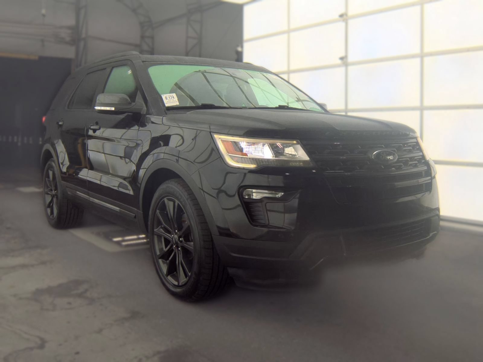 Used 2018 Ford Explorer XLT w/ Equipment Group 202A FWD image 4