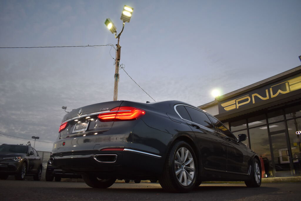 Used 2017 BMW 740i image 7