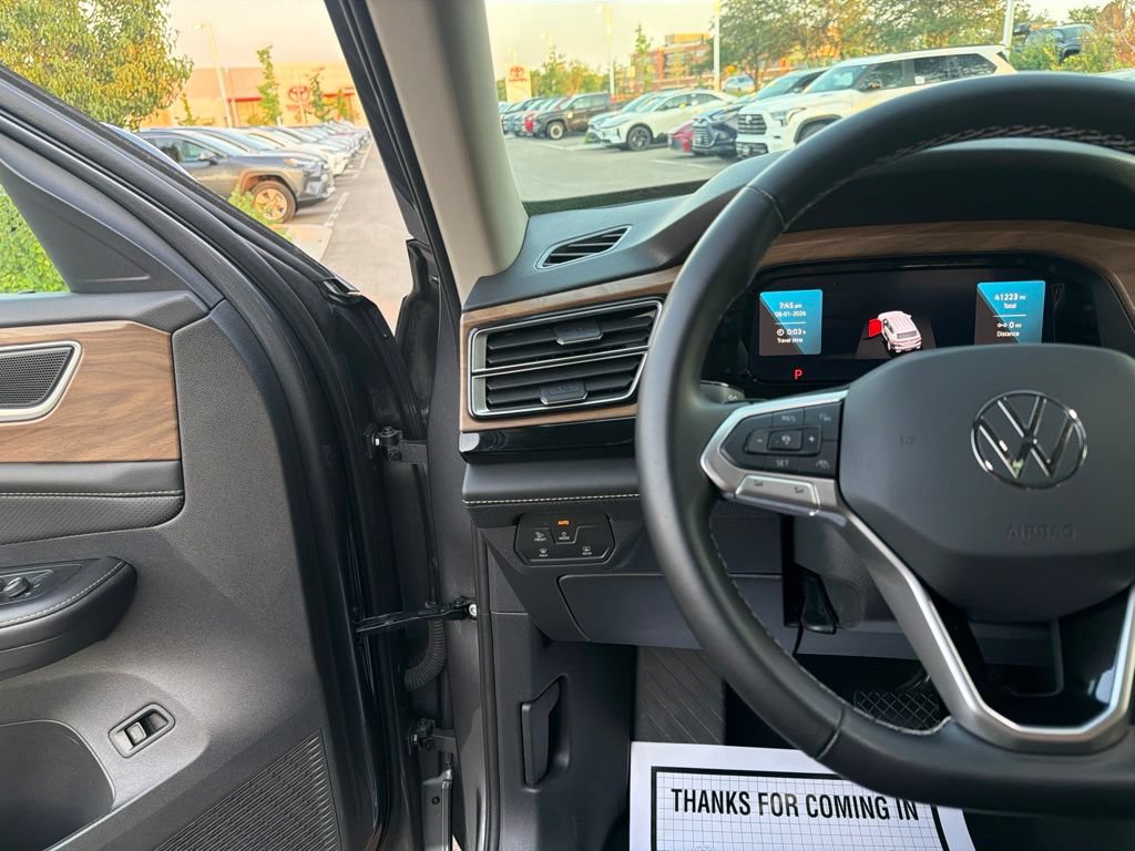 Used 2025 Volkswagen Atlas SE AWD/4WD image 28
