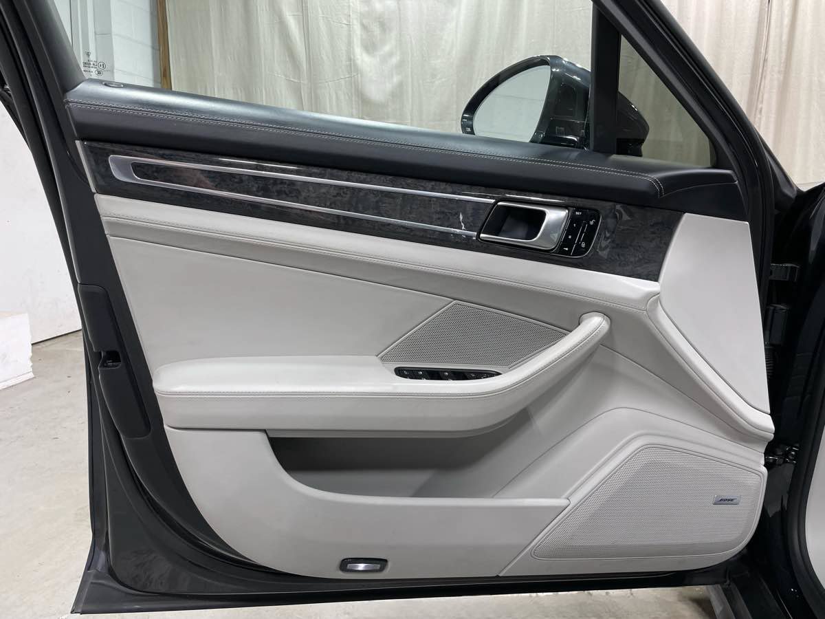 Used 2018 Porsche Panamera 4 w/ Premium Package AWD/4WD image 8