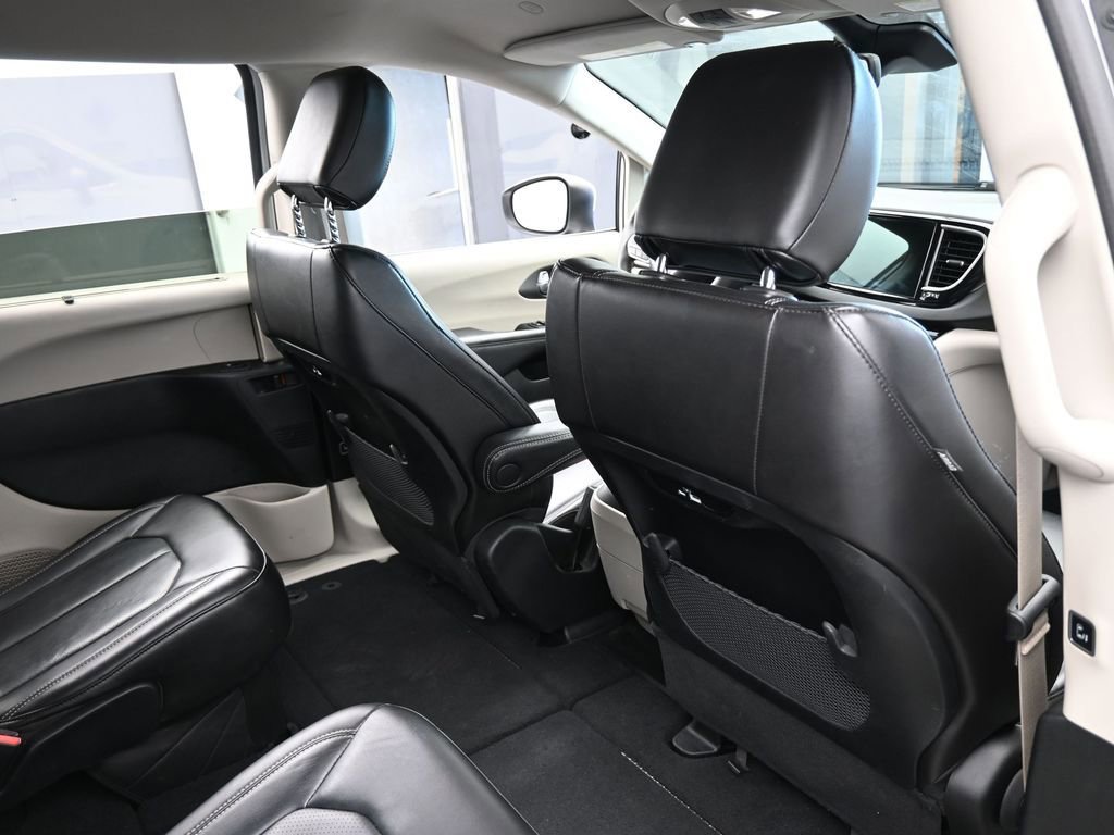 Used 2023 Chrysler Pacifica Touring-L image 42