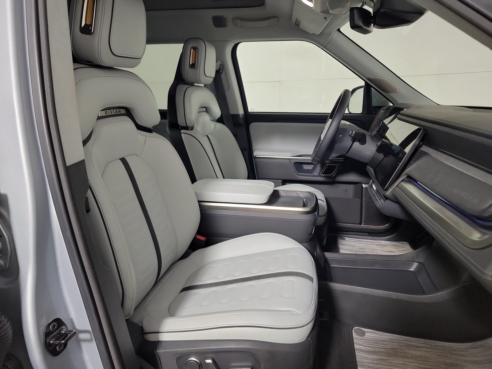 Used 2024 Rivian R1T Adventure AWD/4WD image 23