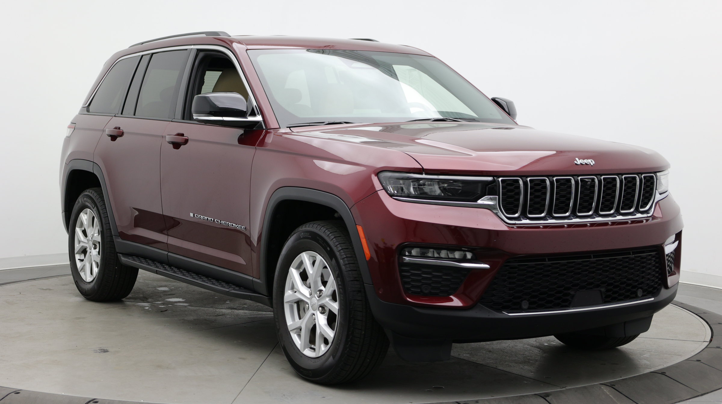 Used 2023 Jeep Grand Cherokee Limited w/ Luxury Tech Group II RWD image 3