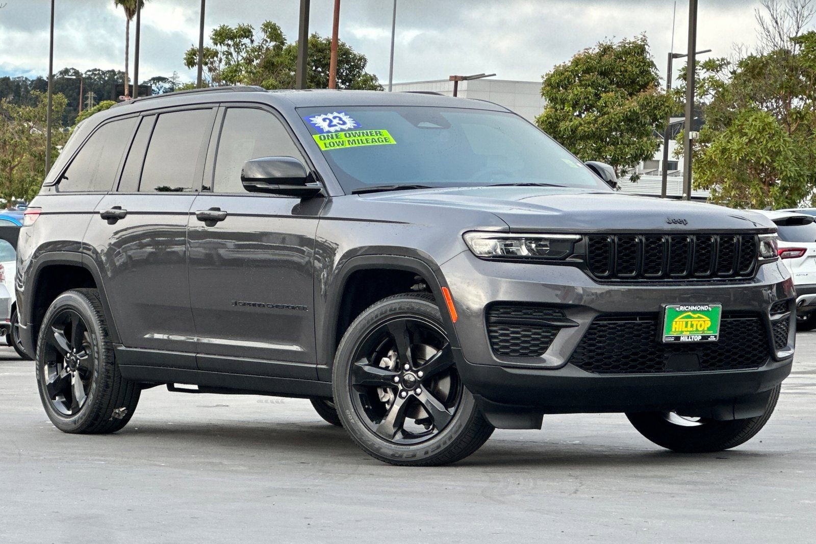 Used 2023 Jeep Grand Cherokee Altitude AWD/4WD image 2
