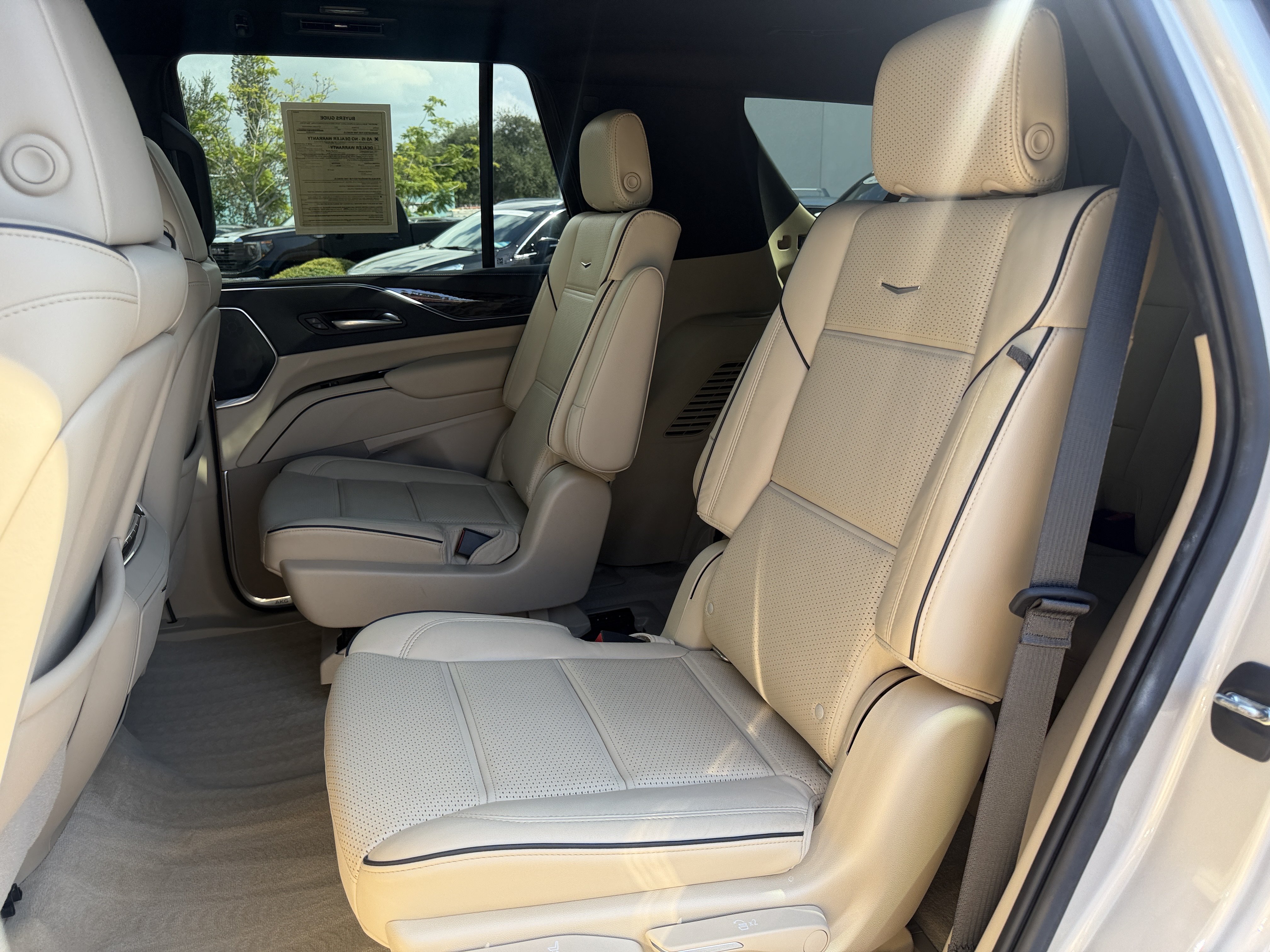 Used 2021 Cadillac Escalade Premium Luxury w/ LPO, Illumination Package AWD/4WD image 19