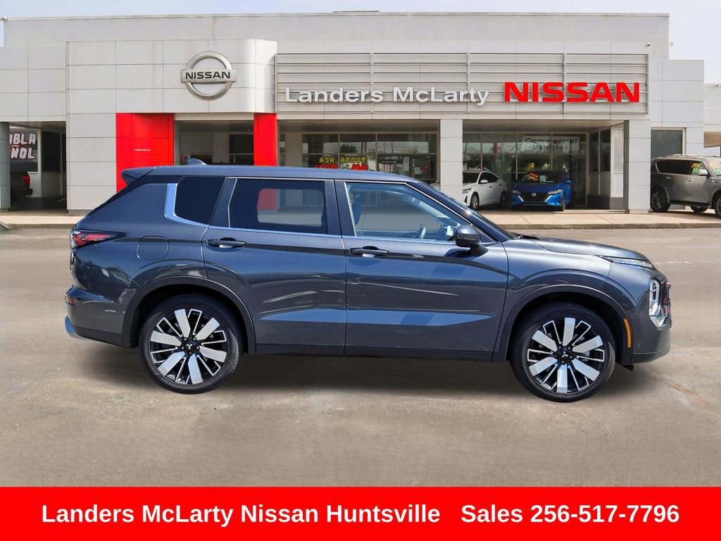 Used 2025 Mitsubishi Outlander SE FWD image 2
