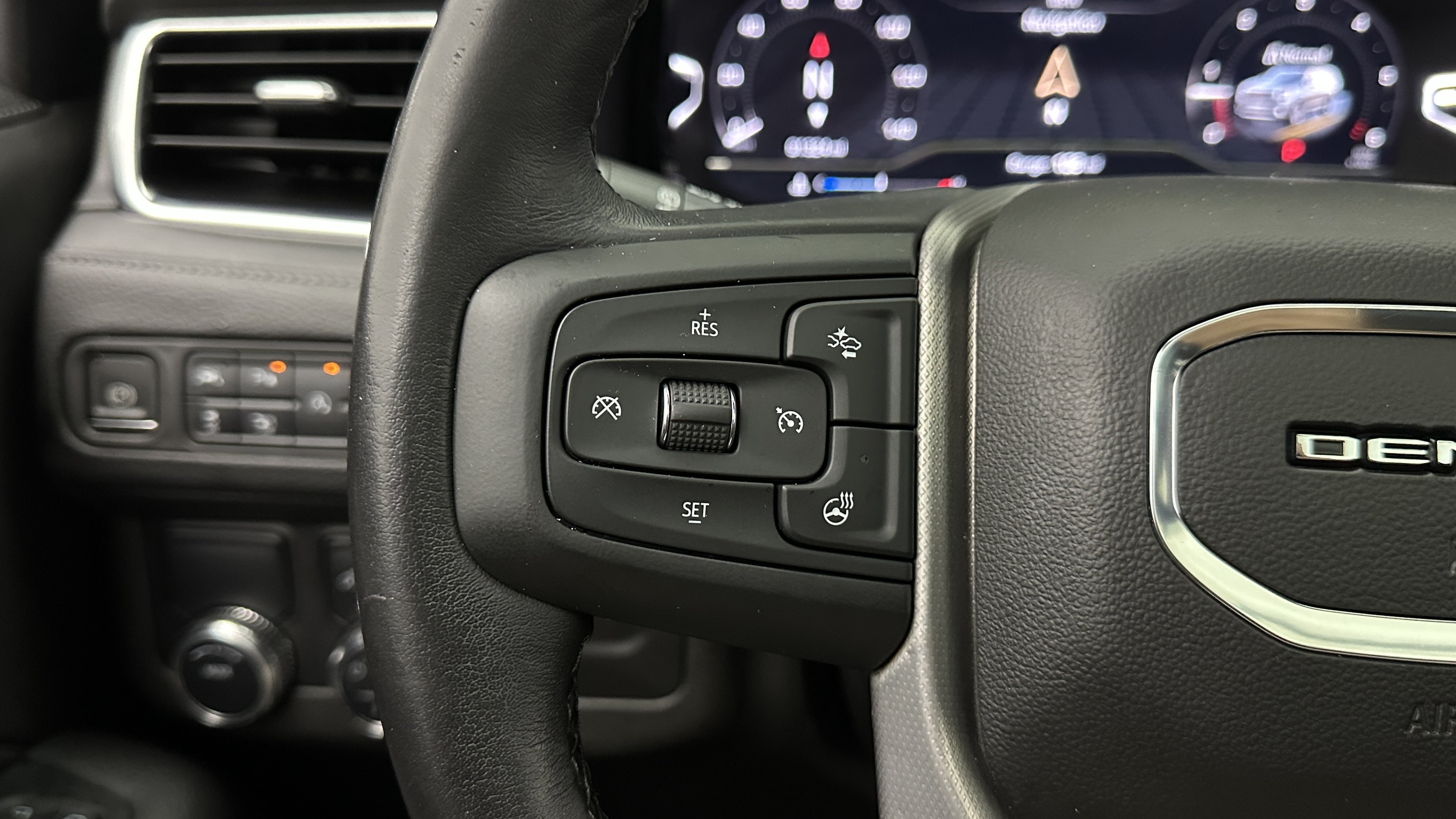 Used 2022 GMC Yukon Denali RWD image 23
