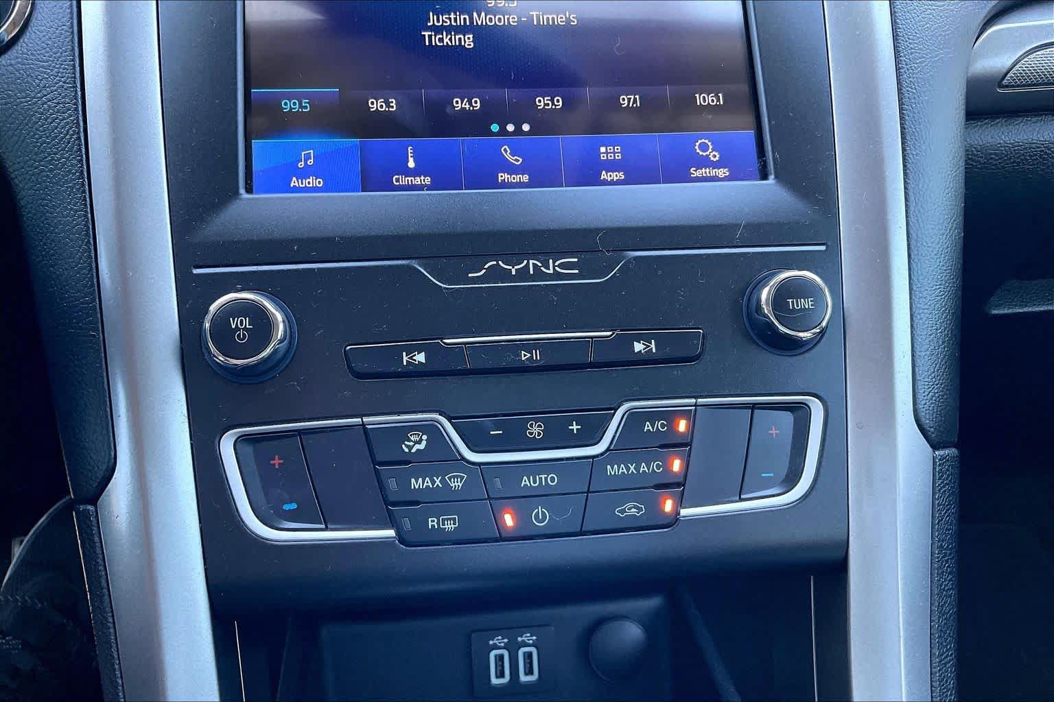 Used 2020 Ford Fusion SE FWD image 15