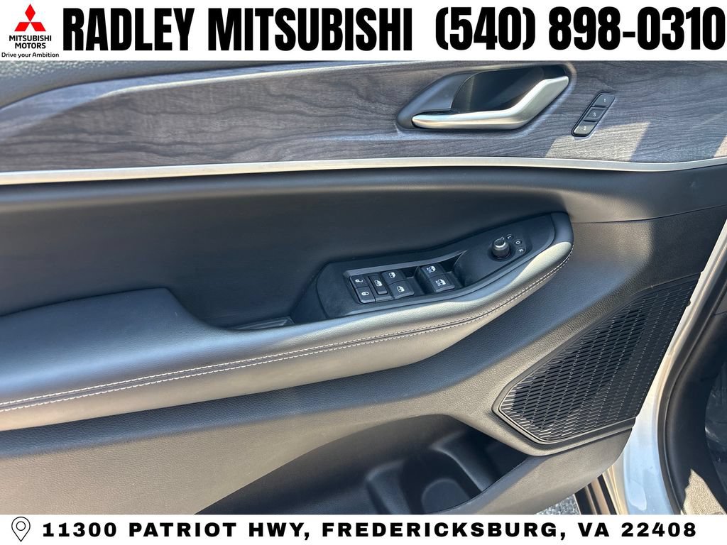 Used 2023 Jeep Grand Cherokee L Limited w/ Black Appearance Package AWD/4WD image 9