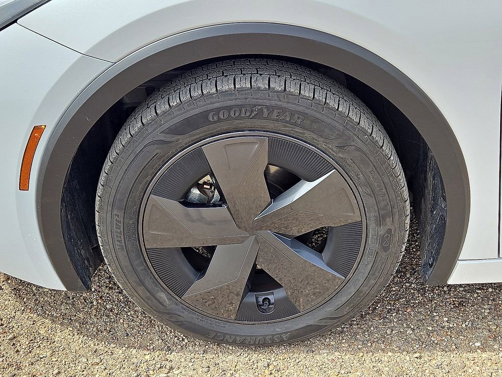 Used 2025 Toyota Prius LE image 11
